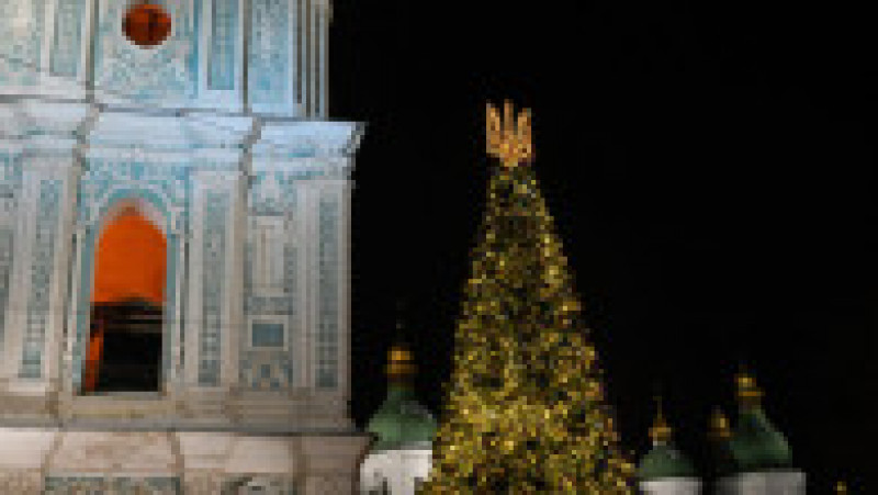 Primarul Kievului a aprins luminițele în uriașul brad de Crăciun din fața catedralei Sfânta Sofia. FOTO: Profimedia Images | Poza 33 din 34