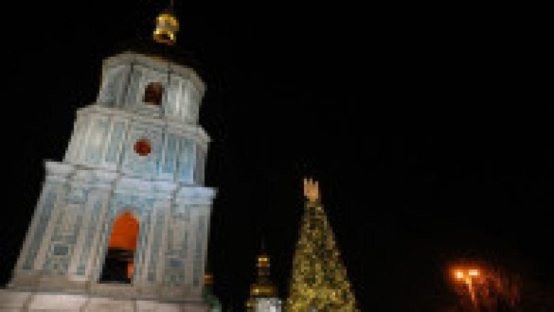 Primarul Kievului a aprins luminițele în uriașul brad de Crăciun din fața catedralei Sfânta Sofia. FOTO: Profimedia Images | Poza 34 din 34