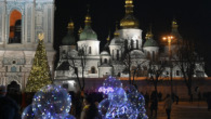 Primarul Kievului a aprins luminițele în uriașul brad de Crăciun din fața catedralei Sfânta Sofia. FOTO: Profimedia Images | Poza 29 din 34