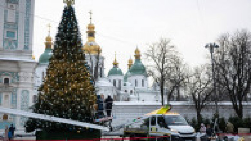 Primarul Kievului a aprins luminițele în uriașul brad de Crăciun din fața catedralei Sfânta Sofia. FOTO: Profimedia Images | Poza 5 din 34