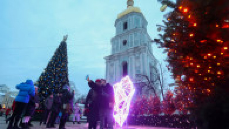 Primarul Kievului a aprins luminițele în uriașul brad de Crăciun din fața catedralei Sfânta Sofia. FOTO: Profimedia Images | Poza 2 din 34