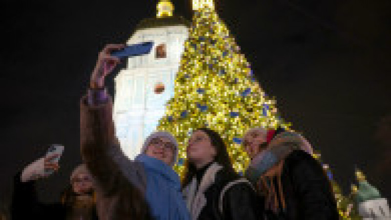 Primarul Kievului a aprins luminițele în uriașul brad de Crăciun din fața catedralei Sfânta Sofia. FOTO: Profimedia Images | Poza 3 din 34