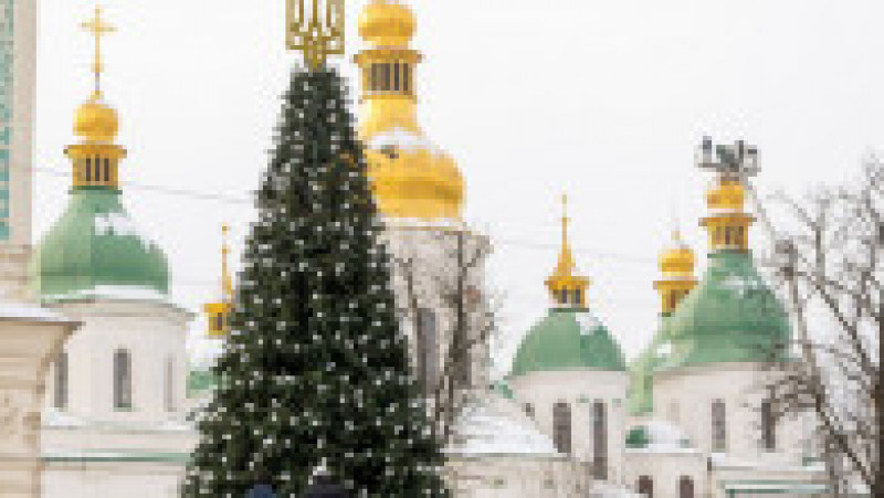 Primarul Kievului a aprins luminițele în uriașul brad de Crăciun din fața catedralei Sfânta Sofia. FOTO: Profimedia Images | Poza 4 din 34