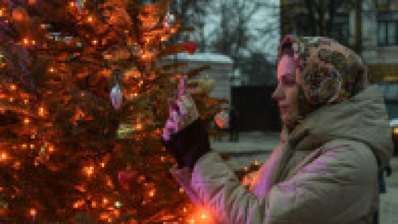 Primarul Kievului a aprins luminițele în uriașul brad de Crăciun din fața catedralei Sfânta Sofia. FOTO: Profimedia Images | Poza 12 din 34