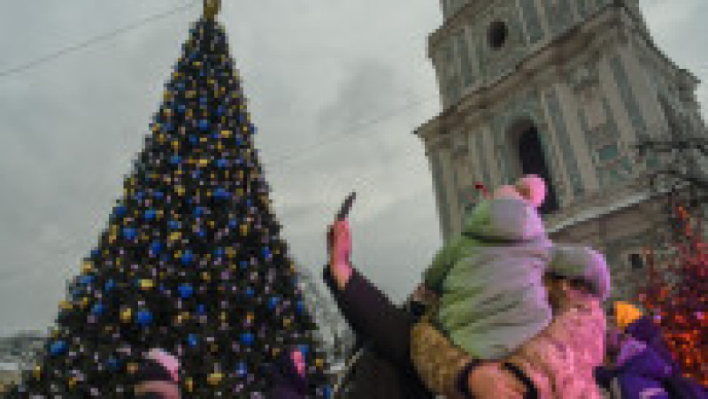 Primarul Kievului a aprins luminițele în uriașul brad de Crăciun din fața catedralei Sfânta Sofia. FOTO: Profimedia Images | Poza 11 din 34