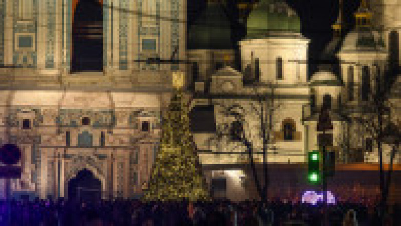 Primarul Kievului a aprins luminițele în uriașul brad de Crăciun din fața catedralei Sfânta Sofia. FOTO: Profimedia Images | Poza 10 din 34