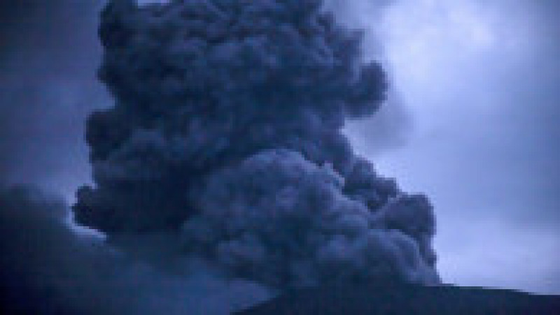 Cel mai activ vulcan din insula Sumatra a intrat în erupţie duminică. Foto: Profimedia | Poza 7 din 12