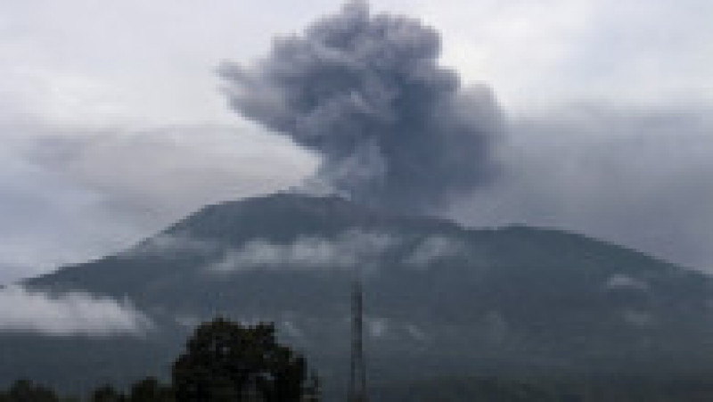 Cel mai activ vulcan din insula Sumatra a intrat în erupţie duminică. Foto: Profimedia | Poza 8 din 12