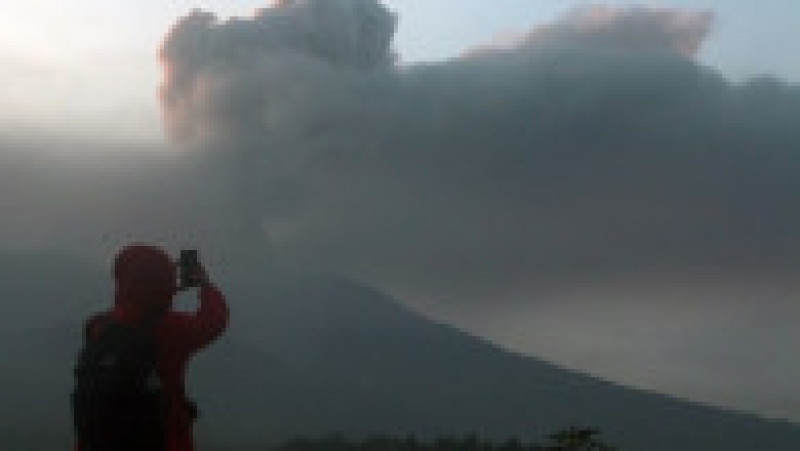Cel mai activ vulcan din insula Sumatra a intrat în erupţie duminică. Foto: Profimedia | Poza 10 din 12