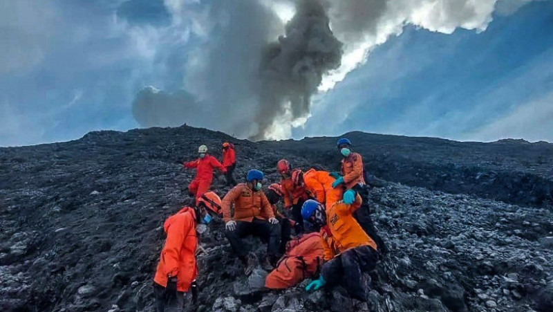 Cel mai activ vulcan din insula Sumatra a intrat în erupţie duminică. Foto: Profimedia