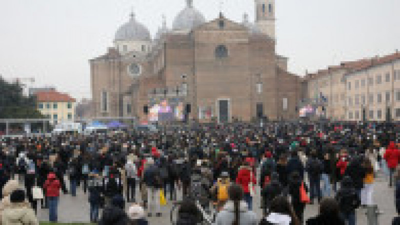 Mii de oameni au participat în Italia la înmormântarea Giuliei, studenta ucisă de iubitul posesiv. FOTO: Profimedia Images | Poza 4 din 14