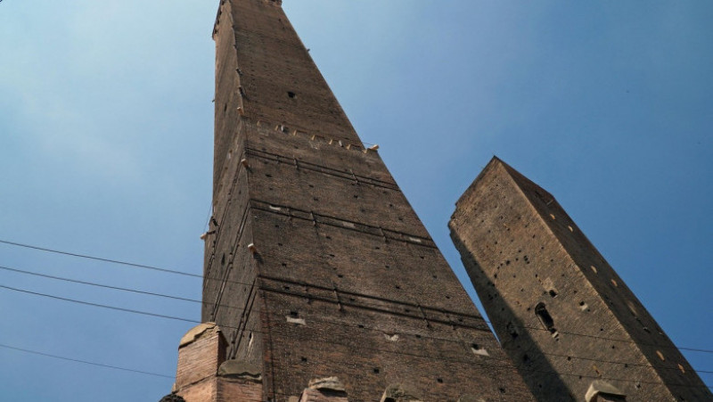 Turnul Garisenda are 47 de metri și datează din secolul al 12-lea. FOTO: Profimedia Images