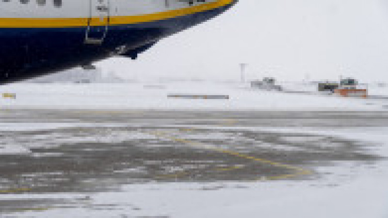 Zborurile au fost suspendate temporar, sâmbătă, din cauza condiţiilor meteorologice de iarnă. FOTO: Profimedia Images | Poza 1 din 5