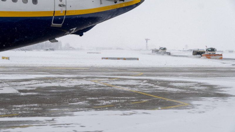 Zborurile au fost suspendate temporar, sâmbătă, din cauza condiţiilor meteorologice de iarnă. FOTO: Profimedia Images