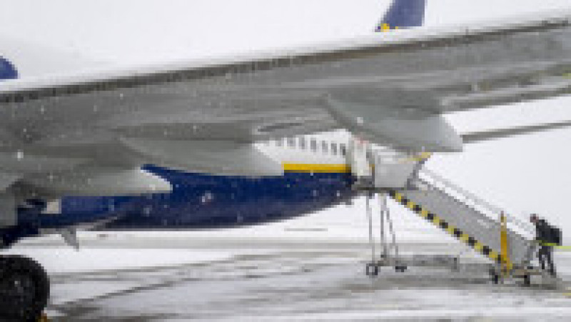 Zborurile au fost suspendate temporar, sâmbătă, din cauza condiţiilor meteorologice de iarnă. FOTO: Profimedia Images | Poza 2 din 5