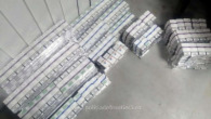 Țigări de contrabandă ascunse în podeaua unui autoturism. Sursa foto: Poliția de Frontieră | Poza 5 din 5