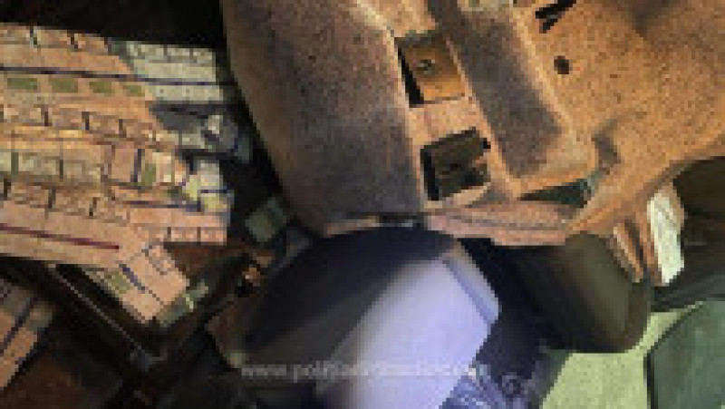 Țigări de contrabandă ascunse în podeaua unui autoturism. Sursa foto: Poliția de Frontieră | Poza 1 din 5