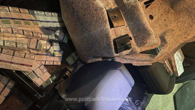 Țigări de contrabandă ascunse în podeaua unui autoturism. Sursa foto: Poliția de Frontieră