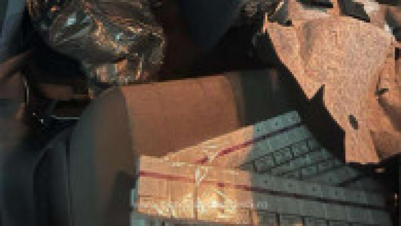 Țigări de contrabandă ascunse în podeaua unui autoturism. Sursa foto: Poliția de Frontieră | Poza 2 din 5
