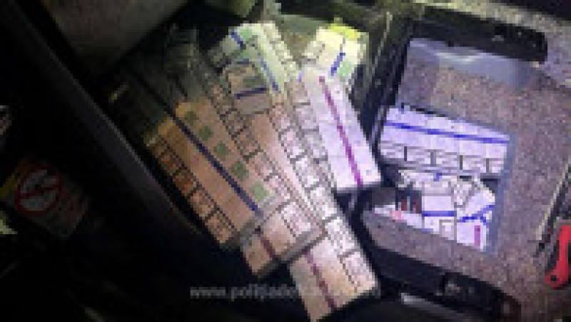 Țigări de contrabandă ascunse în podeaua unui autoturism. Sursa foto: Poliția de Frontieră | Poza 3 din 5