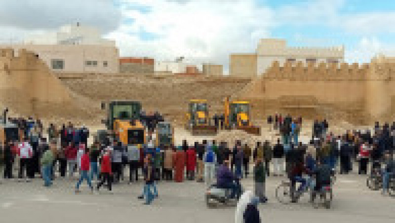 Trei oameni au murit sâmbătă, după ce o parte a unor ziduri istorice din jurul orașului Kairouan din Tunisia s-a prăbușit. FOTO: Profimedia Images | Poza 4 din 4