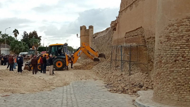 Trei oameni au murit sâmbătă, după ce o parte a unor ziduri istorice din jurul orașului Kairouan din Tunisia s-a prăbușit. FOTO: Profimedia Images