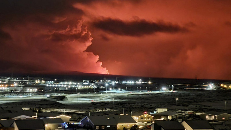 O erupţie vulcanică, a patra în trei ani, a început luni seară în Islanda. FOTO: Profimedia Images