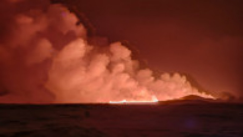 O erupţie vulcanică, a patra în trei ani, a început luni seară în Islanda. FOTO: Profimedia Images | Poza 2 din 5