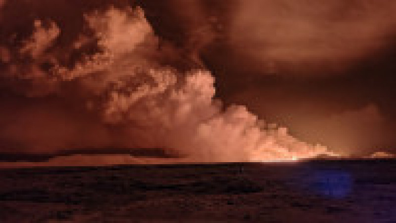 O erupţie vulcanică, a patra în trei ani, a început luni seară în Islanda. FOTO: Profimedia Images | Poza 4 din 5