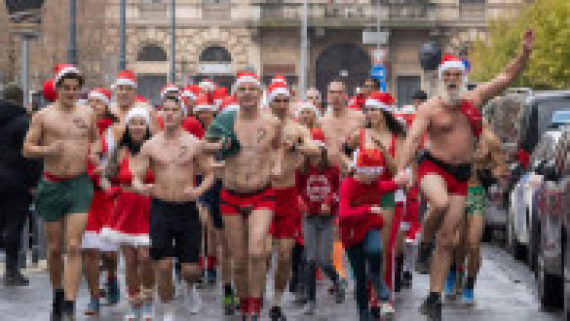 O sută de Crăciunițe și de Moși Crăciuni au alergat dezbrăcați prin Budapesta. FOTO: Profimedia Images | Poza 5 din 5