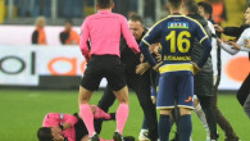 Conducătorul clubului din Ankara, Faruk Koca, a intrat pe teren în finalul meciului dintre echipele Ankaragucu şi Rizespor şi l-a lovi în figură pe arbitrul meciului, Halil Umut Meler. Sursa foto: Profimedia Images | Poza 4 din 17
