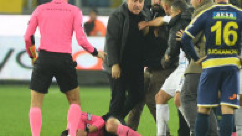 Conducătorul clubului din Ankara, Faruk Koca, a intrat pe teren în finalul meciului dintre echipele Ankaragucu şi Rizespor şi l-a lovi în figură pe arbitrul meciului, Halil Umut Meler. Sursa foto: Profimedia Images | Poza 8 din 17