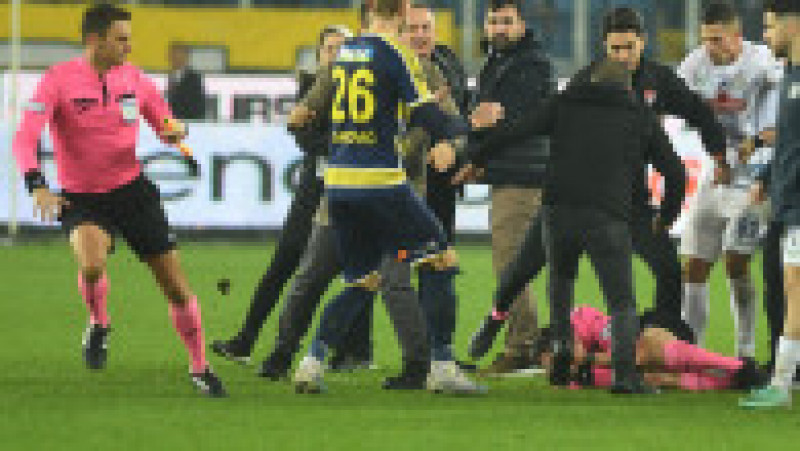 Conducătorul clubului din Ankara, Faruk Koca, a intrat pe teren în finalul meciului dintre echipele Ankaragucu şi Rizespor şi l-a lovi în figură pe arbitrul meciului, Halil Umut Meler. Sursa foto: Profimedia Images | Poza 1 din 17