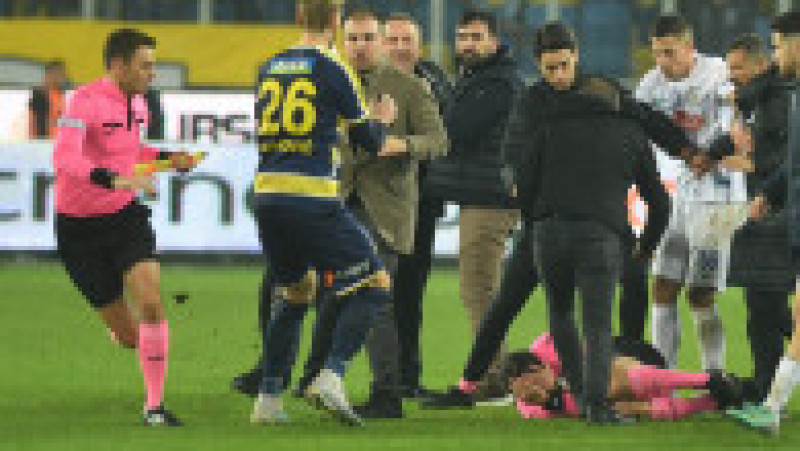 Conducătorul clubului din Ankara, Faruk Koca, a intrat pe teren în finalul meciului dintre echipele Ankaragucu şi Rizespor şi l-a lovi în figură pe arbitrul meciului, Halil Umut Meler. Sursa foto: Profimedia Images | Poza 16 din 17