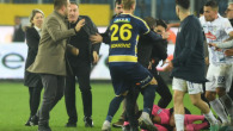 Conducătorul clubului din Ankara, Faruk Koca, a intrat pe teren în finalul meciului dintre echipele Ankaragucu şi Rizespor şi l-a lovi în figură pe arbitrul meciului, Halil Umut Meler. Sursa foto: Profimedia Images | Poza 15 din 17
