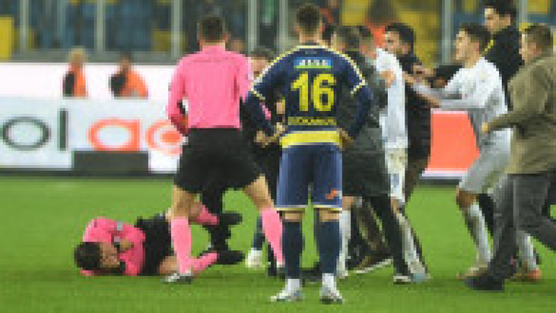 Conducătorul clubului din Ankara, Faruk Koca, a intrat pe teren în finalul meciului dintre echipele Ankaragucu şi Rizespor şi l-a lovit în figură pe arbitrul meciului, Halil Umut Meler. Sursa foto: Profimedia Images | Poza 17 din 17