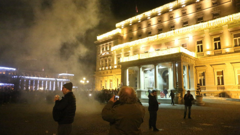 Mii de persoane s-au adunat duminică seara la Belgrad pentru a cere anularea rezultatelor alegerilor parlamentare şi locale. Foto: Profimedia Images