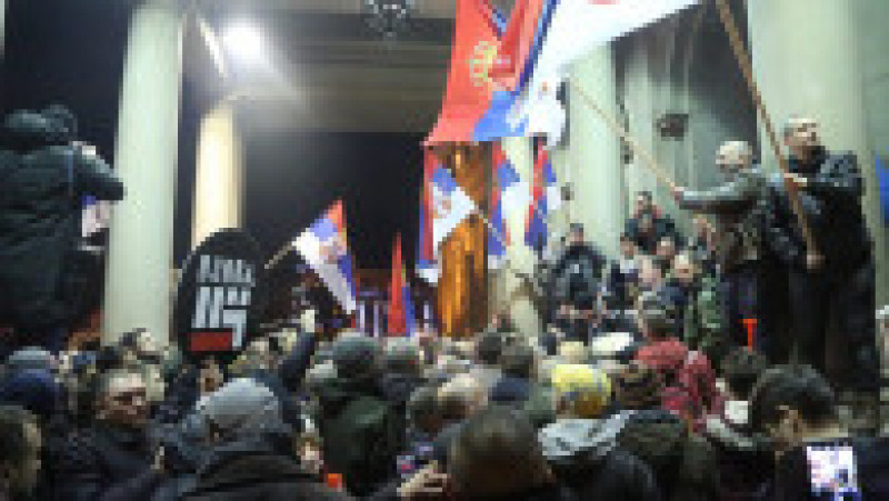 Mii de persoane s-au adunat duminică seara la Belgrad pentru a cere anularea rezultatelor alegerilor parlamentare şi locale. Foto: Profimedia Images | Poza 4 din 10