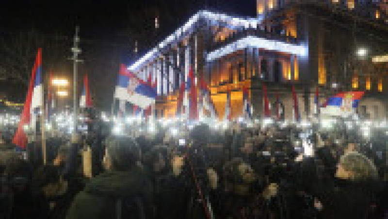 Mii de persoane s-au adunat duminică seara la Belgrad pentru a cere anularea rezultatelor alegerilor parlamentare şi locale. Foto: Profimedia Images | Poza 5 din 10