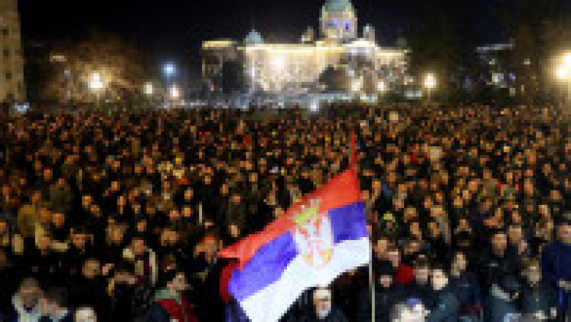 Mii de persoane s-au adunat duminică seara la Belgrad pentru a cere anularea rezultatelor alegerilor parlamentare şi locale. Foto: Profimedia Images | Poza 6 din 10