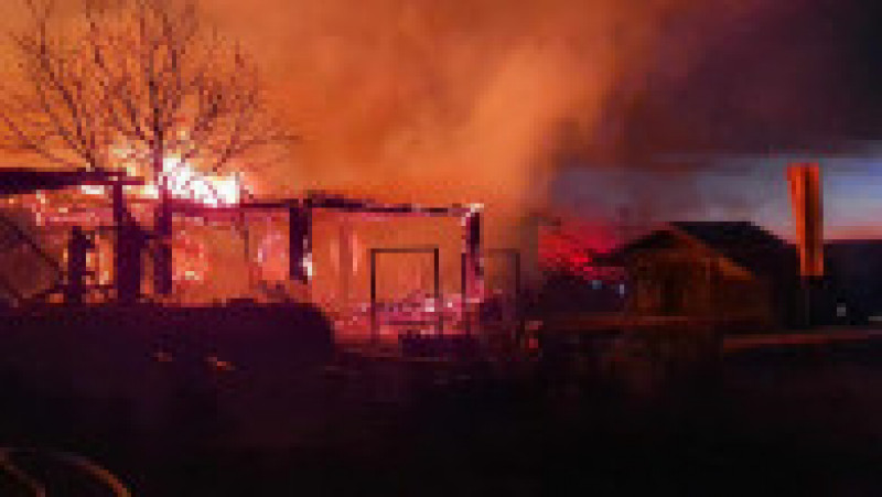 Clădirea a ars în intregime. Opt din cele 22 de persoane cazate acolo au rămas blocate în interior după izbucnirea flăcărilor. Foto: ISU Prahova | Poza 4 din 6
