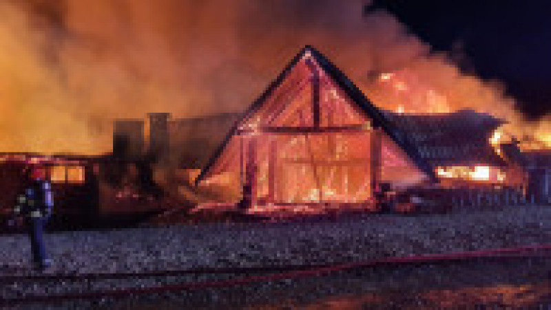 Clădirea a ars în intregime. Opt din cele 22 de persoane cazate acolo au rămas blocate în interior după izbucnirea flăcărilor. Foto: ISU Prahova | Poza 3 din 6