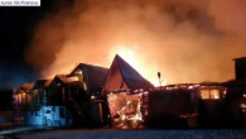 Clădirea a ars în intregime. Opt din cele 22 de persoane cazate acolo au rămas blocate în interior după izbucnirea flăcărilor. Foto: ISU Prahova | Poza 6 din 6