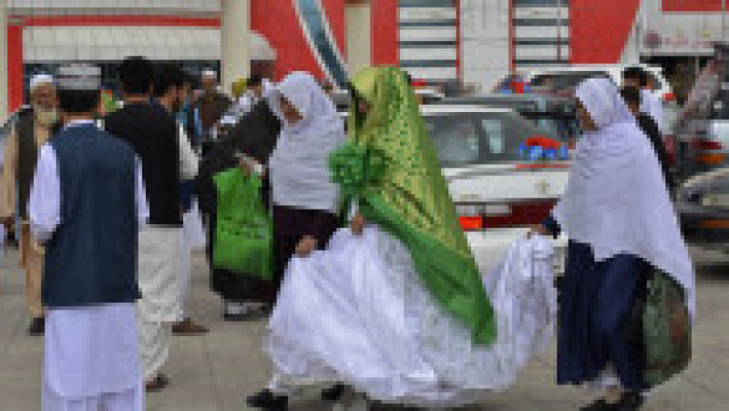 Sute de îndrăgostiți aleg să își facă nunta împreună, în Afganistan, pentru a scăpa mai ieftin. Foto: Profimedia Images | Poza 4 din 9