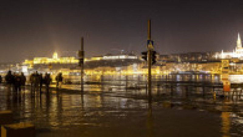 După o vară cu niveluri foarte de mici, Dunărea se revarsă la Budapesta. FOTO: Profimedia Images | Poza 11 din 16