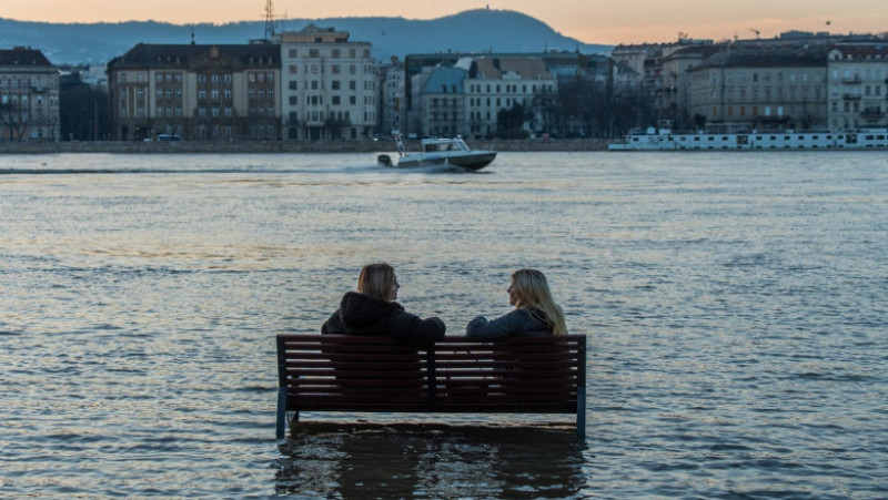 După o vară cu niveluri foarte de mici, Dunărea se revarsă la Budapesta. FOTO: Profimedia Images