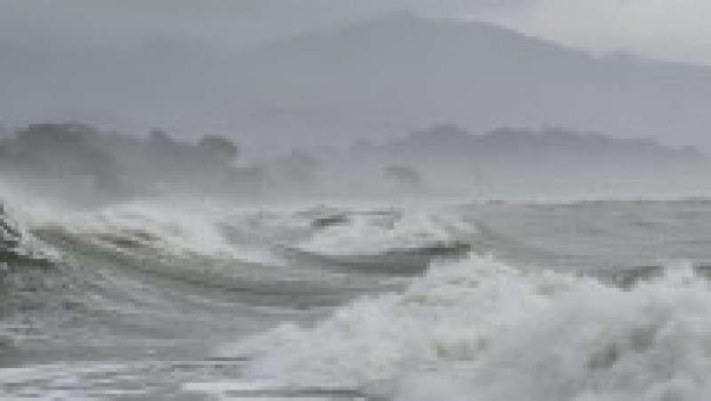 Valuri uriașe au năvălit pe coasta californiană, agitate de o furtună puternică în Oceanul Pacific.. FOTO Profimedia Images | Poza 4 din 7