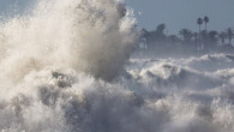 Valuri uriașe au năvălit pe coasta californiană, agitate de o furtună puternică în Oceanul Pacific.. FOTO Profimedia Images | Poza 7 din 7