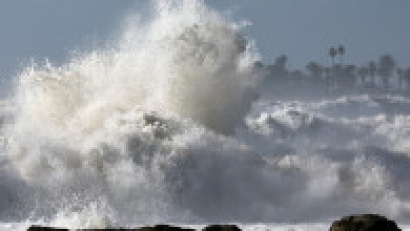 Valuri uriașe au năvălit pe coasta californiană, agitate de o furtună puternică în Oceanul Pacific.. FOTO Profimedia Images | Poza 1 din 7