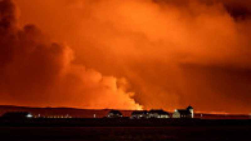  Un vulcan a erupt luni seara în Islanda, expulzând lavă şi fum pe o regiune extinsă. FOTO: Profimedia Images | Poza 4 din 10